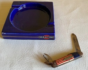 lot 165 image: Vintage MARTINI Stunning Blue Ceramic ASHTRAY & BOY SCOUT Americana Colonial Patterned Pocket Knife