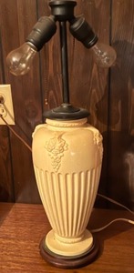 lot 179 image: ROSEVILLE Matte Cream Savona  Pottery Based Table LAMP