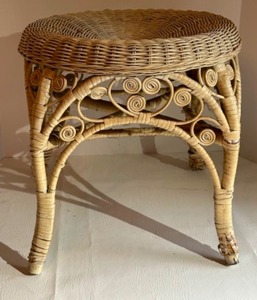 lot 218 image: Vintage MCM Natural Color Peacock Curly Q Round Wicker Vanity STOOL