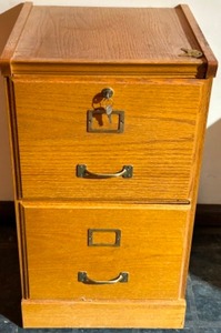 lot 222 image: Vintage OAK Wood 2 Drawer Locking Filing Cabinet with Keys
