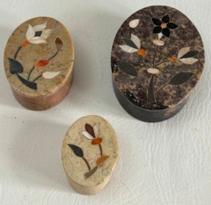 lot 247 image: Vintage Trio of SOAP STONE Oval Trinket Boxes With Inlaid Flowers