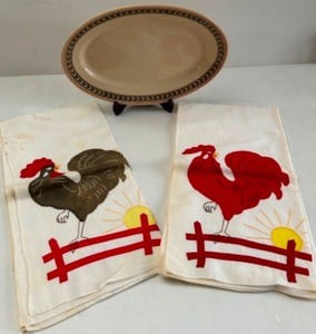 lot 248 image: New Vintage Pair of ROOSTER Appliqud Flour Sack Dish Towels & Carr Restaurant China Serving Plate