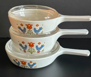 lot 269 image: Vintage CORNING WARE Country Festival Covered Fry Pans