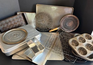 lot 276 image: Vintage Aluminum Bakeware Variety of Sheet Pans, Racks, Tins & More - Qty 17