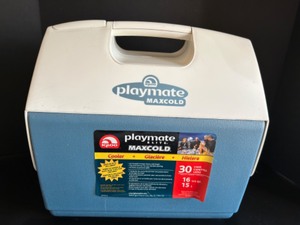 lot 284 image: New IGLOO Playmate Elite Maxcold Personal Cooler in Blue and White