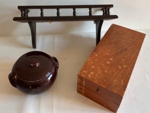 lot 289 image: Vintage Decorative Lot Wood Hinged Box, Ziprinho Wall Shelf and Classic Bean Pot
