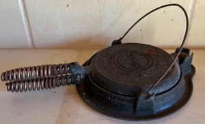 lot 424 image: Antique GRISWOLD #8 Cast Iron Waffle Maker American Pattern