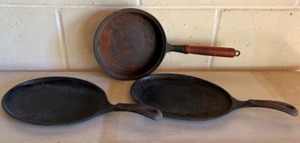 lot 426 image: Vintage Cast Iron Fry Pan With Wooden Handle and Sizzler Server Pans