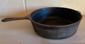 lot 428 image: Antique WAGNER WARE Sydney O Deep Dish Skillet Cast Iron 1088S
