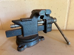 lot 437 image: Vintage VISE Heavy Duty Workbench Piece V14-V15 Blue Color