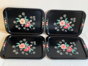 lot 446 image: Vintage MCM Black Metal Floral Design TV Trays Kitschy Serving Trays - Qty 4