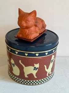 lot 455 image: Terracotta Cat Butter Dish - 1978 Ron Gordon, Animal Butter Dish, Novelty with Round Cat Tin
