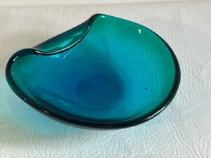 lot 456 image: Vintage MCM Blue Green Murano Glass Trinket Dish Ashtray Bent Bowl