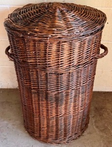 lot 338 image: Large Wicker Brown LAUNDRY Storage BASKET with Cover and Side Handles
