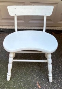 lot 321 image: Vintage MCM Whte Painted Wood Bean Shaped Seat Accent CHAIR