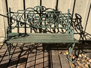 lot 316 image: Heavy Green Cast Iron Grape Leaf Outdoor Garden BENCH With Slatted Wood Seat