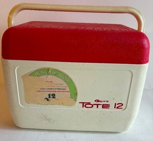 lot 386 image: Vintage 1980s GOTT Tote 12 Personal Cooler with Handle