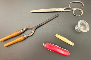 lot 394 image: Vintage Collectibles Including a SOLINGEN Small Pocket Knife, CLAUSS Cutting Shears & More