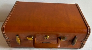 lot 301 image: Vintage MCM Mid Century SAMSONITE SUITCASE Faux Leather Little Traveler With Locking Key