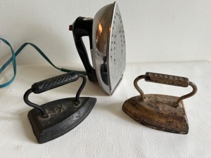lot 111 image: Antique  Vintage Cast Irons & 1950s General Electric Collectible Iron