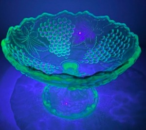 lot 272 image: Vintage URANIUM Barberry footed Compote by McKee