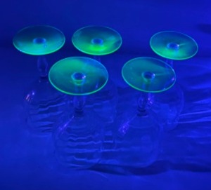 lot 396 image: Uranium Bottomed and Clear Wine Glasses - Qty 5