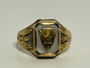 lot 484 image: Vintage 1934 Class Ring 10Kt Gold High School Ring Sz sz 5