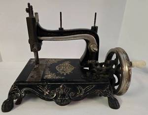lot 4 image: Antique 1880s GROVER & BAKER Sewing Machine