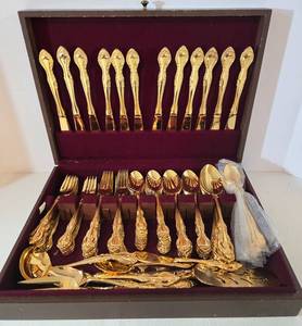 lot 22 image: 94 Piece Gold Oneida Community & Supreme Cutlery Flatware in Box 