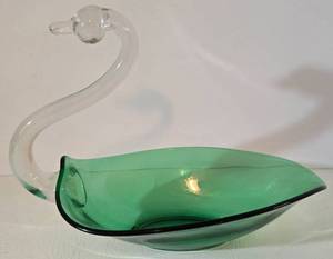 lot 21 image: Vintage Duncan & Miller Art Glass Swan Dish