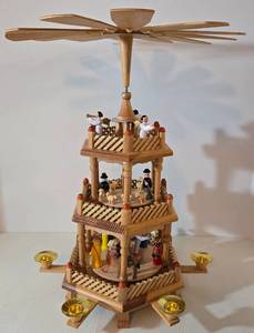 lot 34 image: Vintage Christmas Around the World Windmill Carousel wCandles 