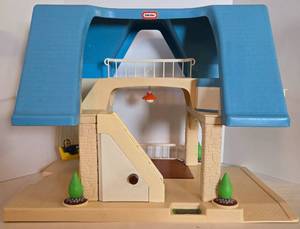 lot 62 image: Vintage 1989 LITTLE TIKES Blue Roof Dollhouse
