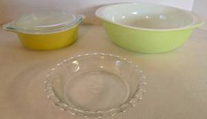 lot 64 image: Vintage Pyrex Colored Bowl & Casseroles wCovers