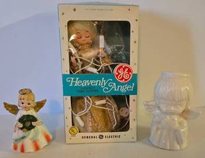 lot 43 image: Vintage Christmas - GE Heavenly Lighted Tree Topper & 2 Ceramic Angels 