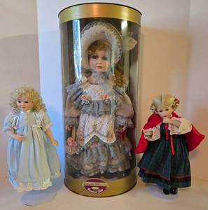 lot 87 image: Collectible Porcelain Dolls - QTY 3