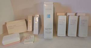 lot 72 image: Lot of Vintage MARY KAY Miscellaneous Products 