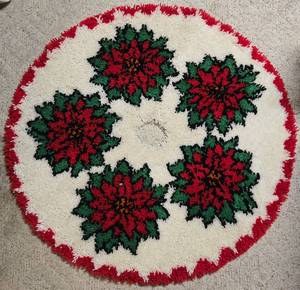 lot 98 image: Vintage Latch Hook Rug Christmas Tree Skirt