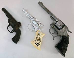 lot 132 image: Vintage KILGORE Die Cast Cap Guns