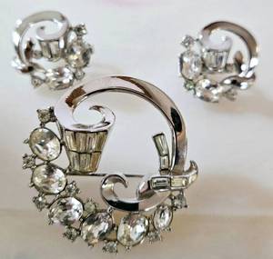 lot 169 image: Vintage Crown TRIFARI Brooch Pin & Earrings