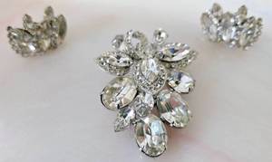 lot 170 image: Vintage WEISS Rhinestone Brooch Pin & Earrings