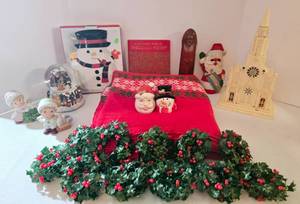 lot 192 image: Vintage Christmas Tableware and Collectibles