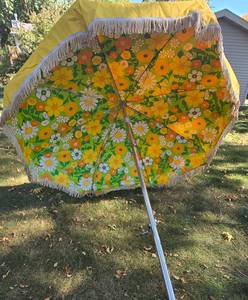 lot 203 image: Vintage 1970s Scallop Fringe & Floral Patio Umbrella