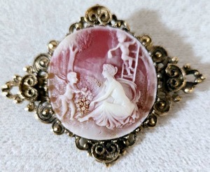lot 106 image: Vintage Ladies Cameo Brooch Pin
