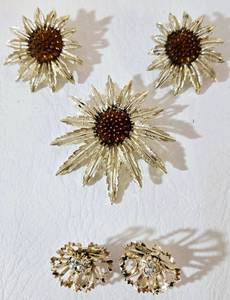 lot 105 image: Vintage SARAH COVENTRY Brooch & 2 Pair of Earrings 