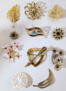 lot 213 image: Lot of 11 Vintage Collectible Brooches or Pins 