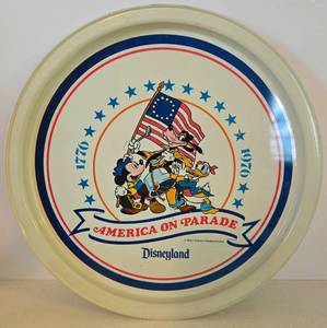lot 231 image: Vintage 1976 DISNEYLAND Tin Tray America on Parade