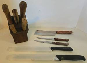 lot 232 image: Vintage Knife Butcher Block wVarious Knives