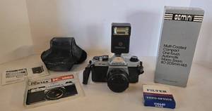 lot 251 image: Vintage Asahi PENTAX K1000 Camera, Flash, & Gemini Zoom Lens