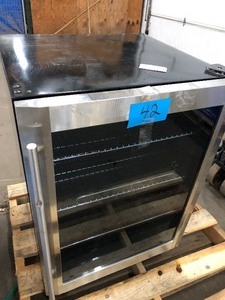 Magic Chef Beverage 23.4 in. 154 (12 oz.) Can Beverage Cooler, Stainless Steel damaged corner see pictures