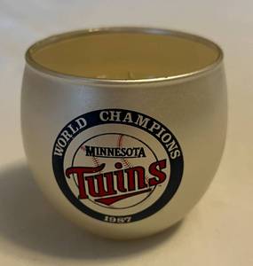 lot 107 image: Minnesota Twins 1987 World Series Candle - Baseball